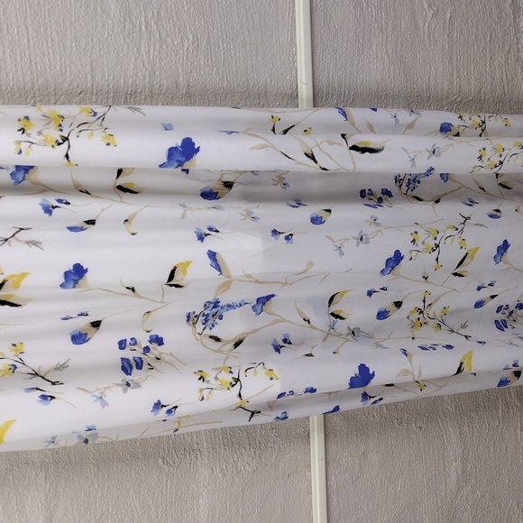 White House Black Market White Periwinkle Floral Keyhole Front Halter Maxi Dress - Picture 3 of 14